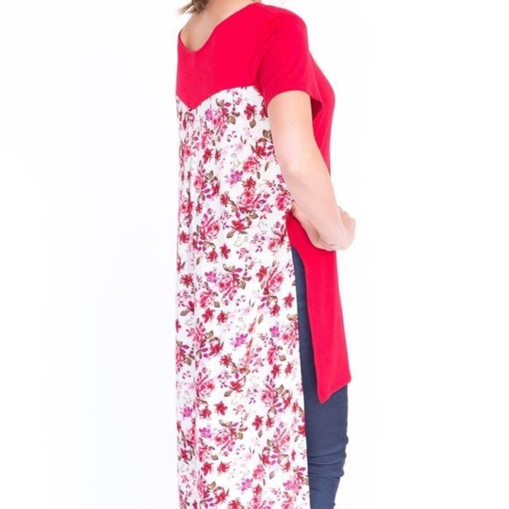 Agnes & Dora Daydreamer Tunic Size M – Hope Blooms Red & White Floral High-Low H